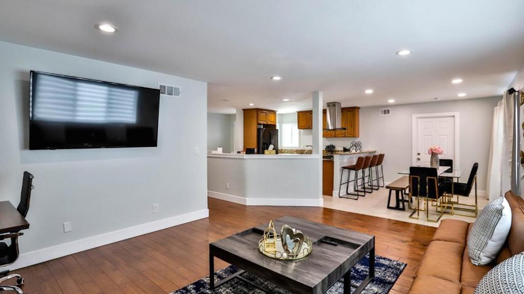 Ferienhaus H&h Modern Lux 4bd 1 King 3 Queen Socal *
