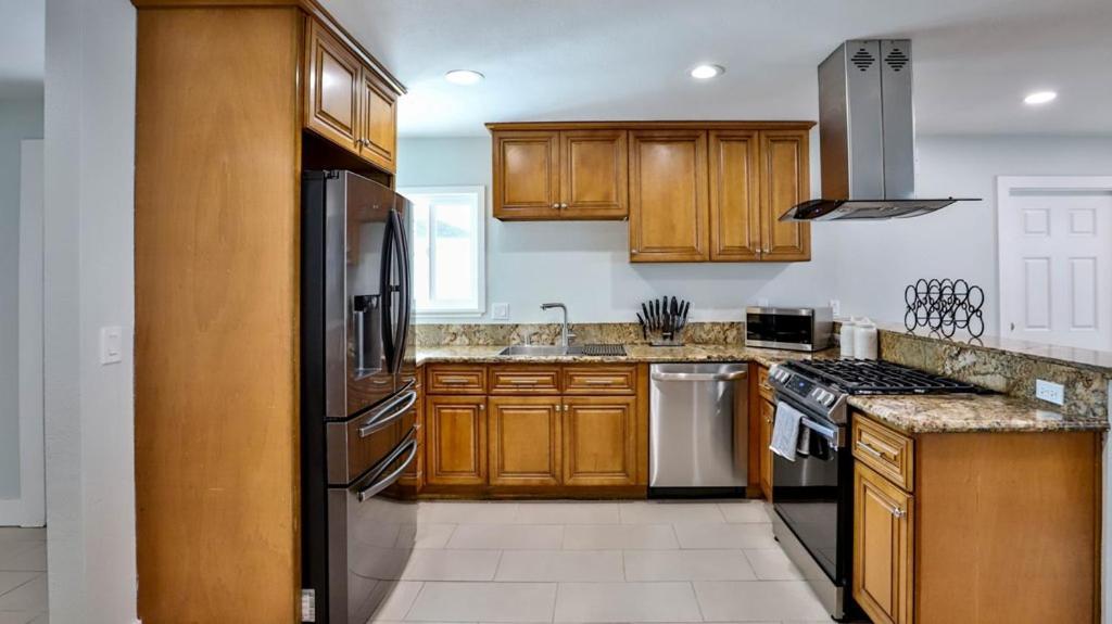 H&h Modern Lux 4bd 1 King 3 Queen Socal