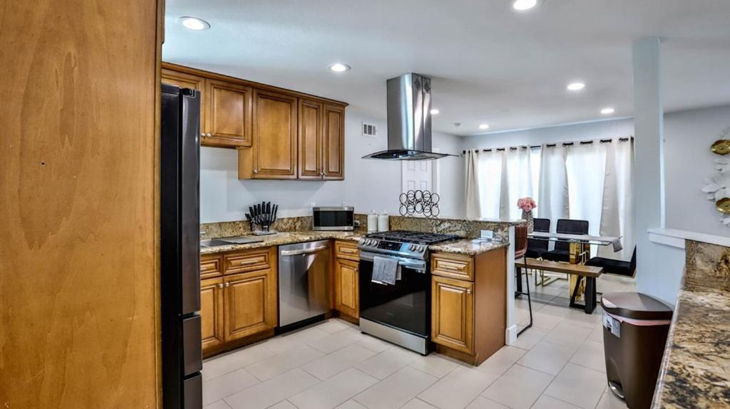 Ferienhaus H&h Modern Lux 4bd 1 King 3 Queen Socal