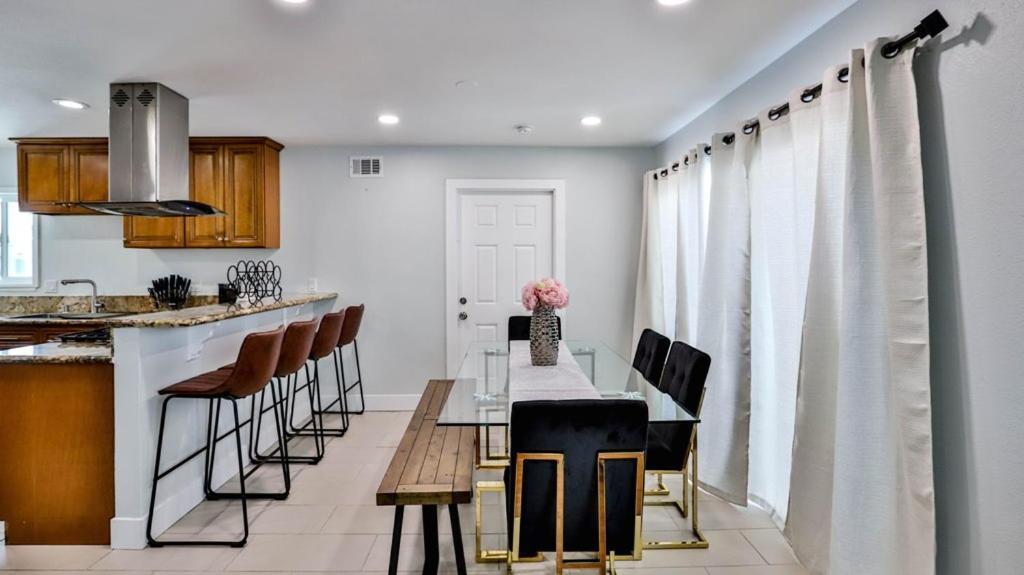 H&h Modern Lux 4bd 1 King 3 Queen Socal Ferienhaus Westminster